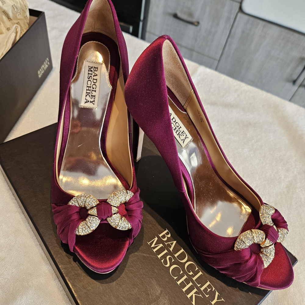 Badgley Mischka Women's Burgundy Peep Toe Heels